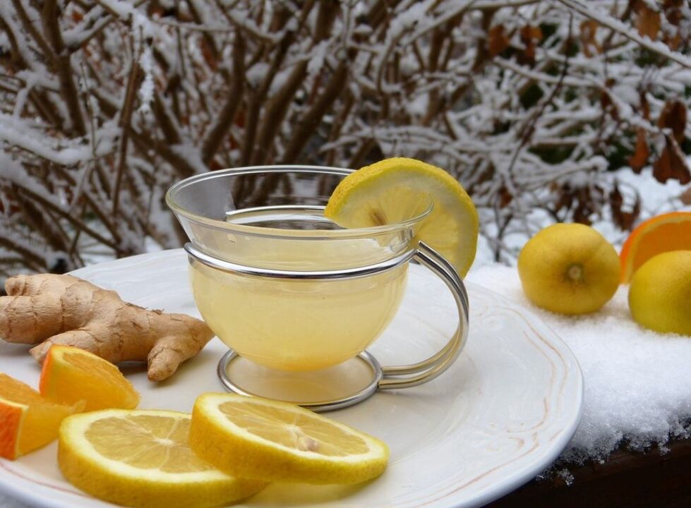 طاقت کے لیے ادرک پر مبنی لیموں کے ساتھ چائے۔